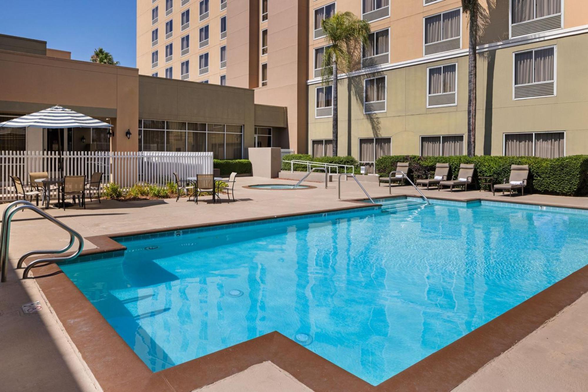 Hotel Courtyard By Marriott Baldwin Park Exterior foto